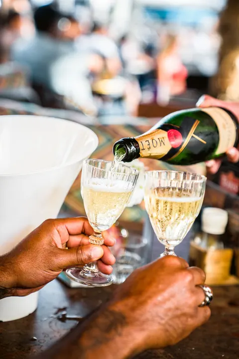 Champagne wordt ingeschonken bij ANNO Almere