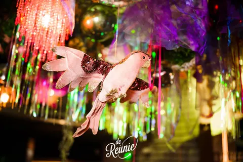 Decor met neonlicht en glitterdecoratie in de club van ANNO