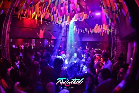 Groothoekbeeld van de zaal tijdens een feest