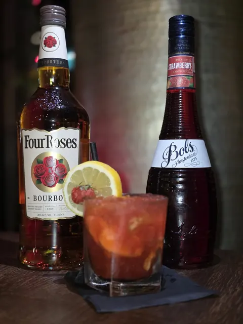 Cocktail met bourbon en cranberry bij ANNO Almere
