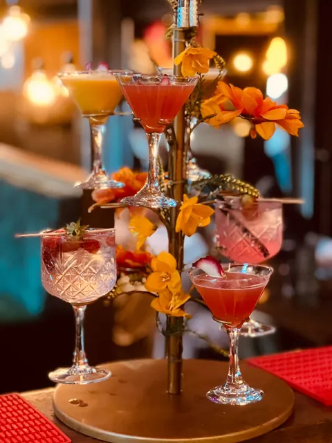 Cocktailtoren met eetbare bloemen bij ANNO Almere