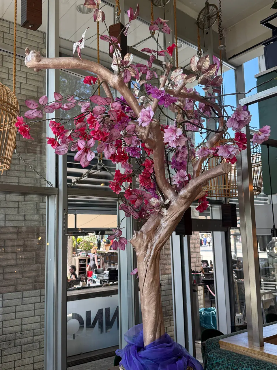 Bloesemboom met roze bloemen midden in de zaal van ANNO Almere