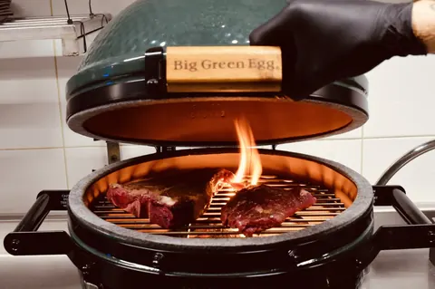 Vlees op de grill van de Big Green Egg in de keuken van ANNO