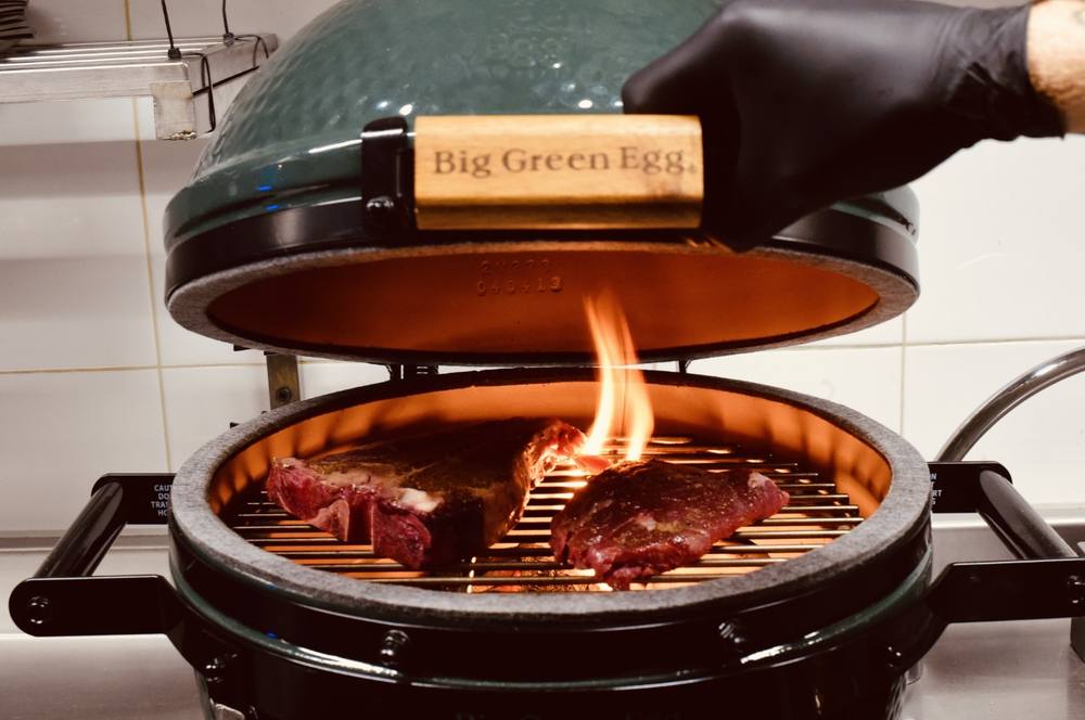 Vlees op de gloeiende grill in de keuken van restaurant ANNO