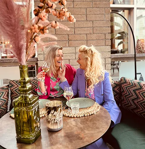 Twee gasten lunchen aan tafel bij ANNO