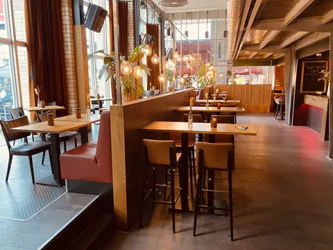 De bar en het houten interieur van ANNO in het ochtendlicht